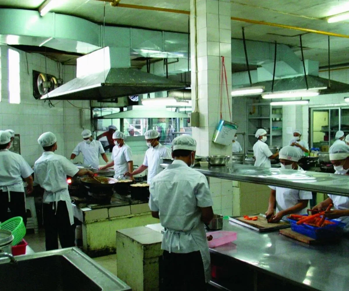 Tim Viantini Catering menyiapkan hidangan di dapur produksi