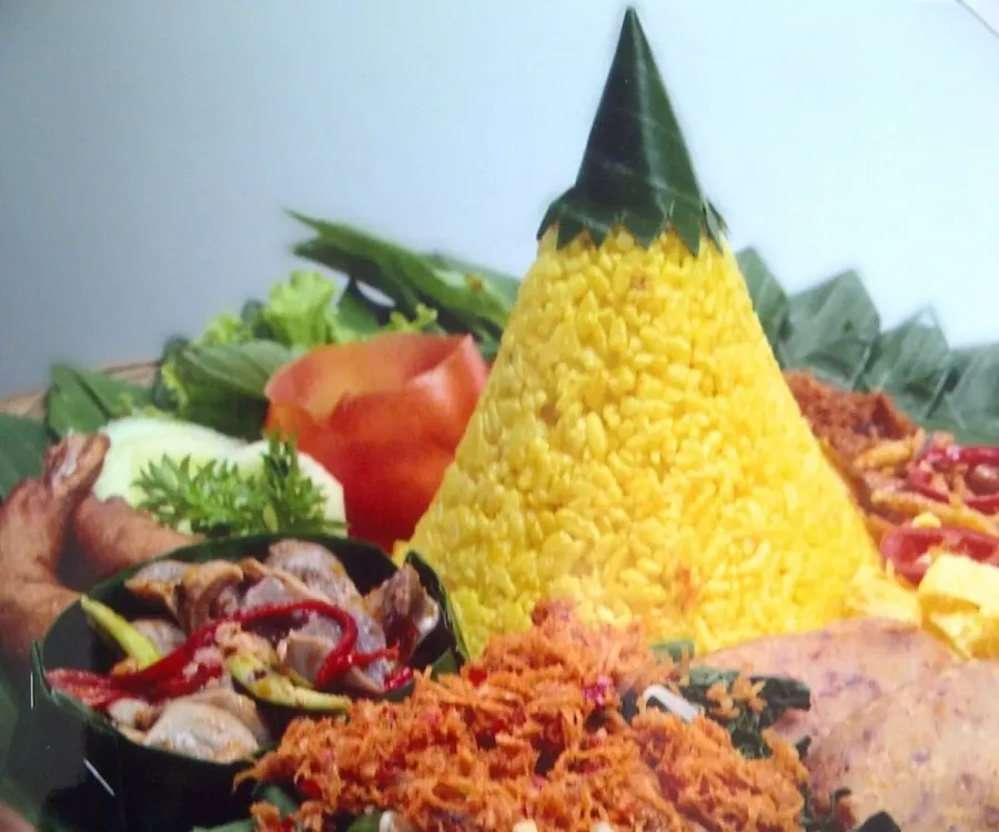 Tumpeng nasi kuning dengan aneka lauk dan pelengkap